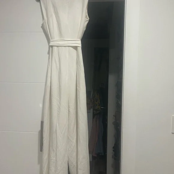 Gal Meets Glam White Linen Jumpsuit with Wide-Leg Fit - Picture 8 of 11